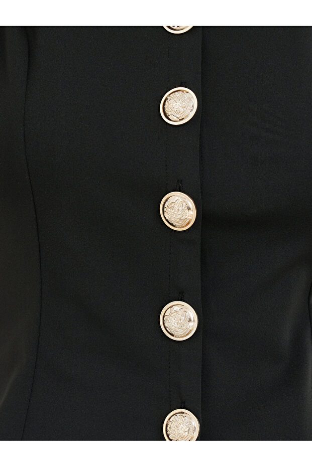 بلوزة سادة بدون أكمام وفتحة رقبة على شكل حرف V - 3