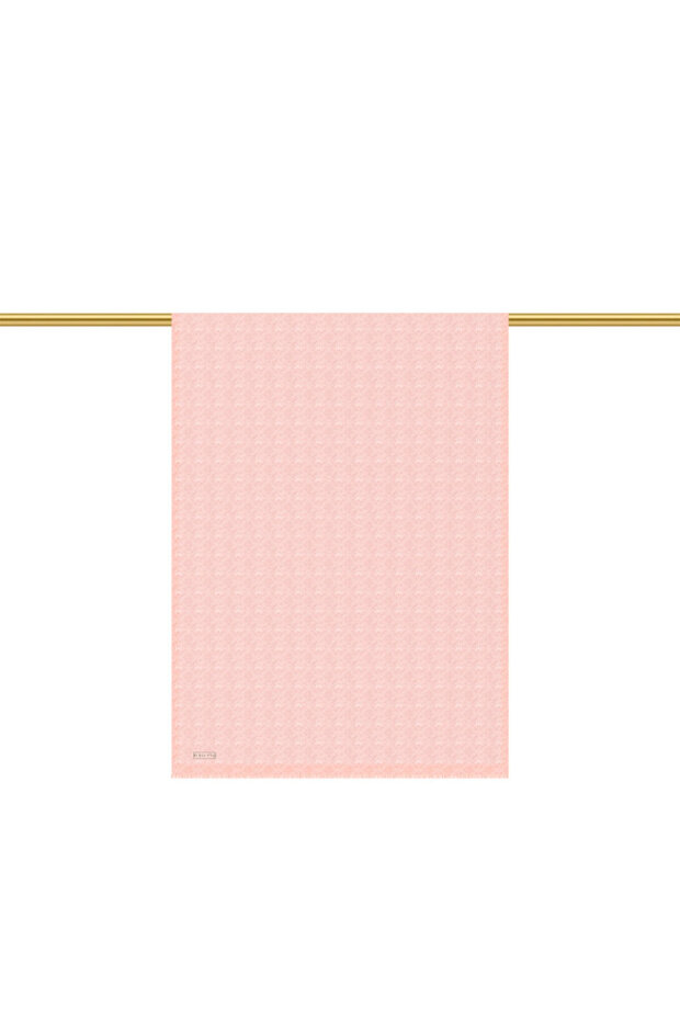 شال من القطن الحريري بنمط مونوجرام باللون الوردي السكر - 3