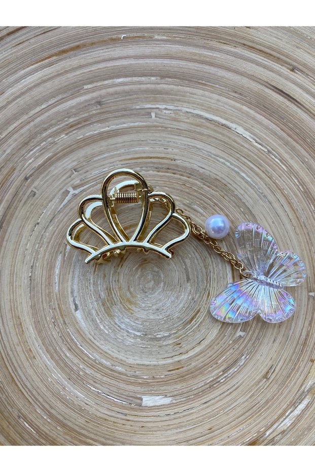 Small Latch Buckle in the Form of Seashell with Chain Detail and Pearl