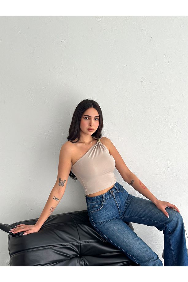 TEK OMUZ AKSESUAR DETAYLI CROP SANDY KUMAŞ BLUZ - 7