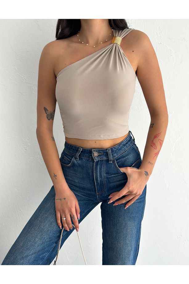 TEK OMUZ AKSESUAR DETAYLI CROP SANDY KUMAŞ BLUZ - 6
