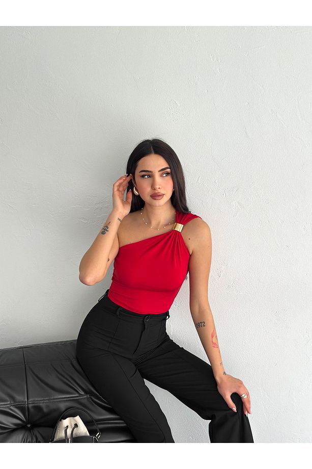 TEK OMUZ AKSESUAR DETAYLI CROP SANDY KUMAŞ BLUZ - 1