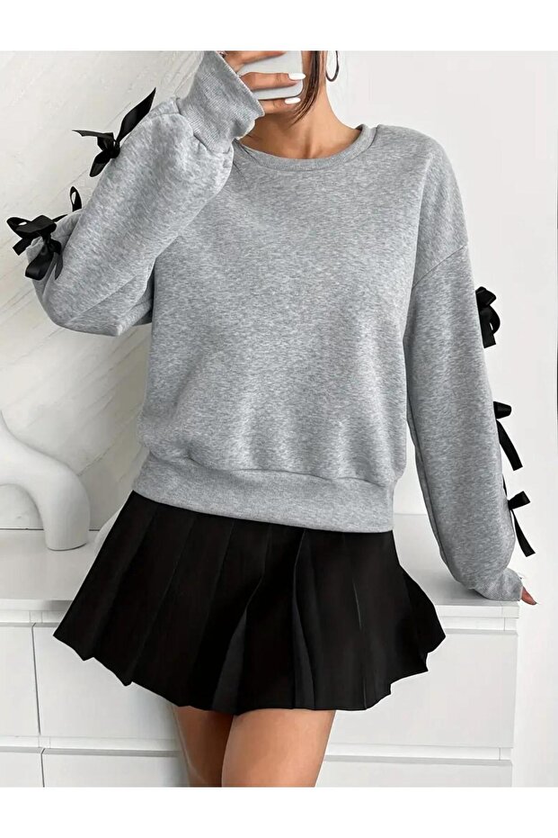 Női fekete szalagos és masnis ujjú, nyakú, szürke pulóver - 3