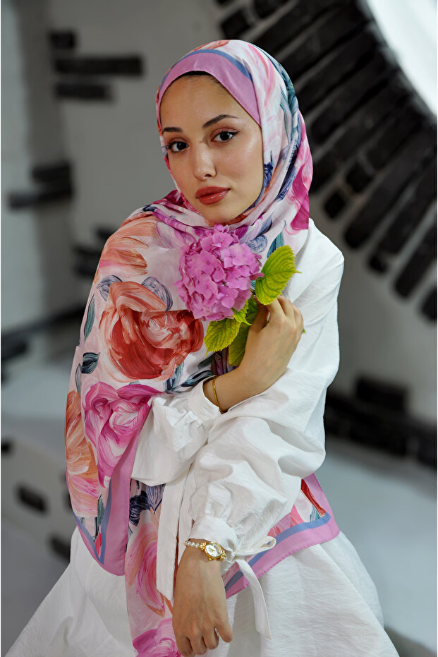 شال حريري من قماش الفوال القطني بنمط الورد - 3