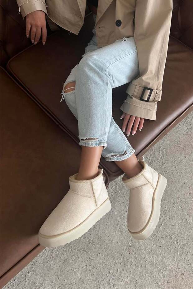 حذاء W Classic Ultra Mini ذو نعل سميك من جلد الغزال البني الداكن مع فرو من الداخل ونعل سميك للنساء