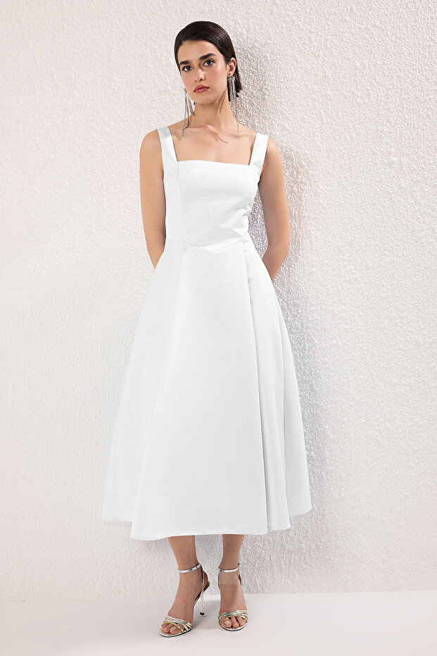 Biała satynowa sukienka wieczorowa w kształcie litery A z tkanym wzorem TPRAW25EL00040 - 5