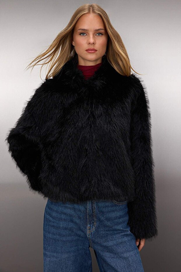 Czarny oversize'owy wzór futrzany płaszcz z kapturem TWOAW26MO00025 - 3