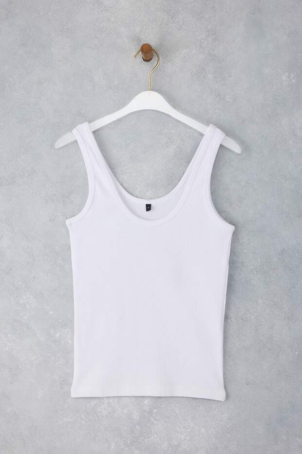 Weißes figurbetontes Tanktop aus geripptem, flexiblem Strick mit Poolkragen TWOSS22AL0042 - 6