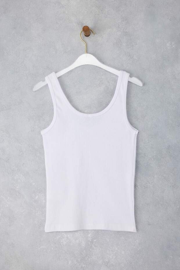 Weißes figurbetontes Tanktop aus geripptem, flexiblem Strick mit Poolkragen TWOSS22AL0042 - 7