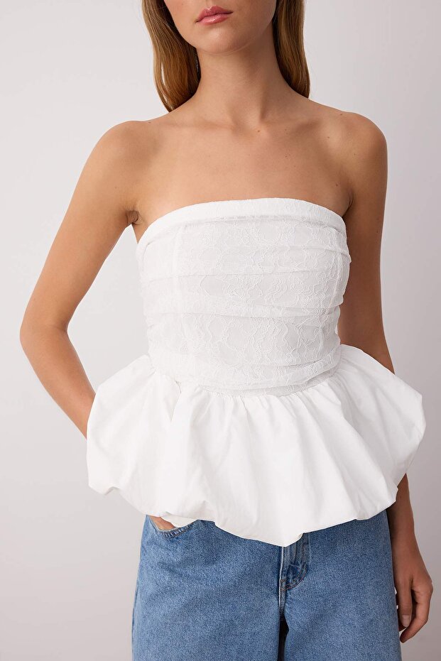 Beyaz Straplez Dantel Detaylı Peplum Party Bluz TPRAW26BZ00004 - 4