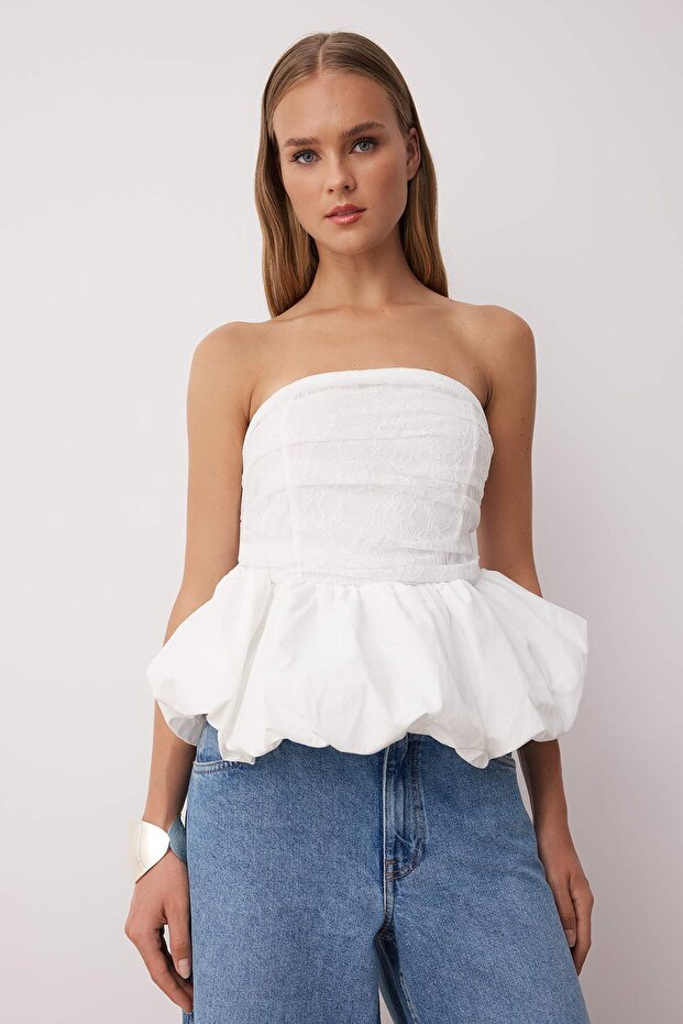 Beyaz Straplez Dantel Detaylı Peplum Party Bluz TPRAW26BZ00004 - 3