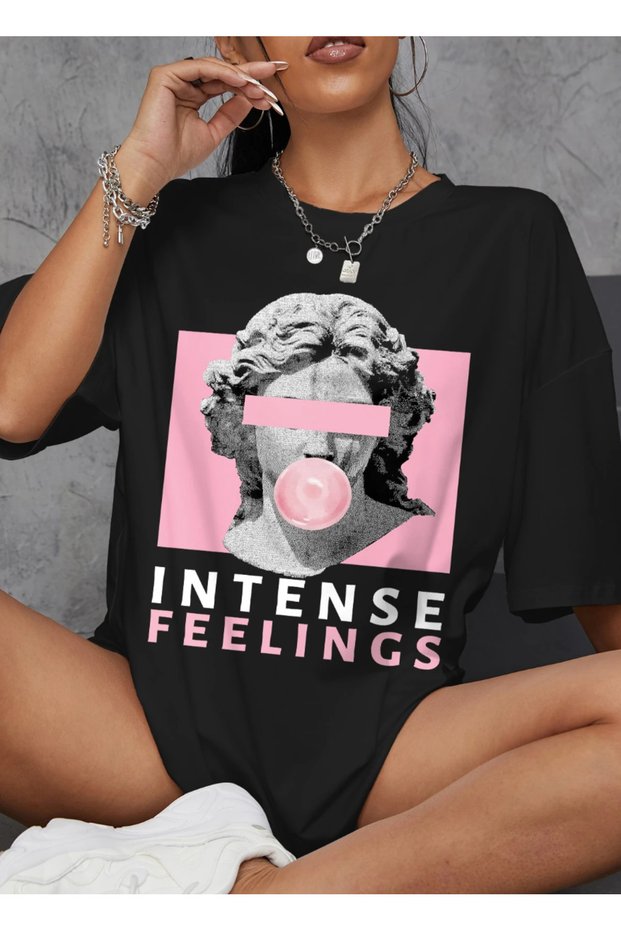 Women's Oversize T-Shirt - Modern Sculpture and Pink Detail Print | Stylish Design with Intense Feelings Written