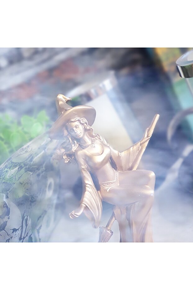 Süpürgeli Tatlı Cadı Biblo Altın 20cm - 3