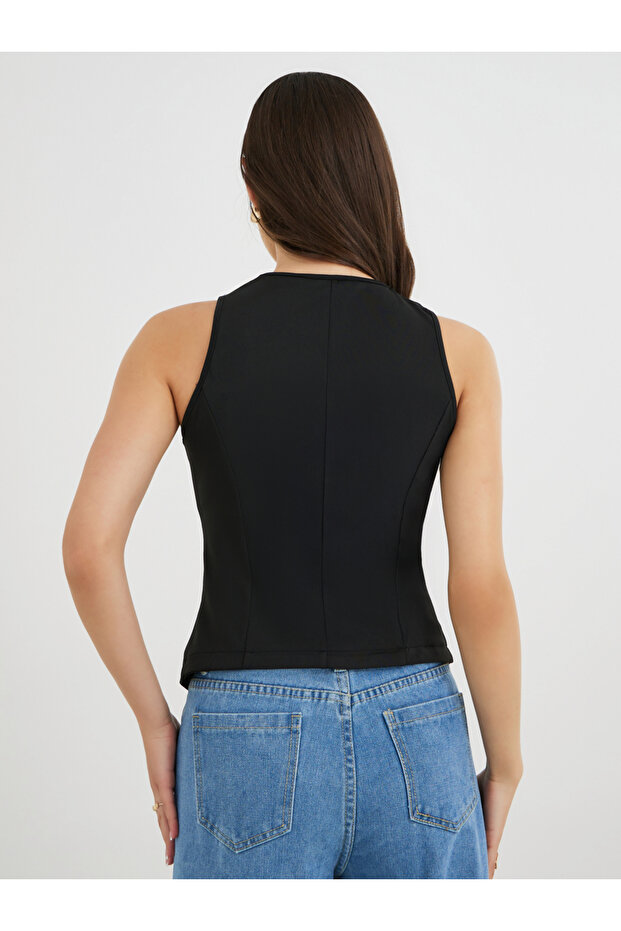 بلوزة سادة بدون أكمام وفتحة رقبة على شكل حرف V - 4