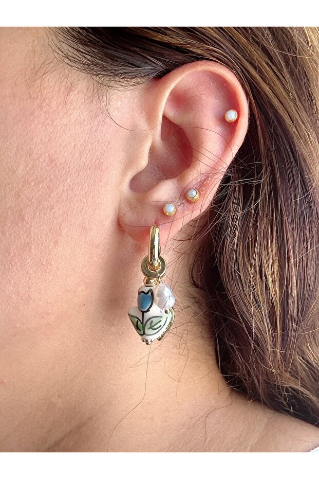 Tulip and Pearl Charmlı Hoop Earrings