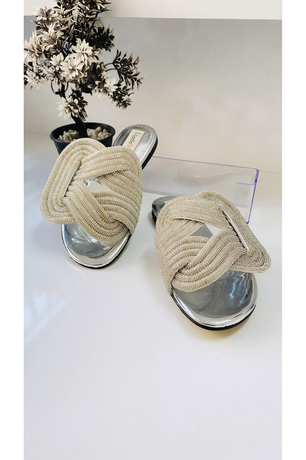 شباشب نسائية مسطحة مرصعة بالأحجار