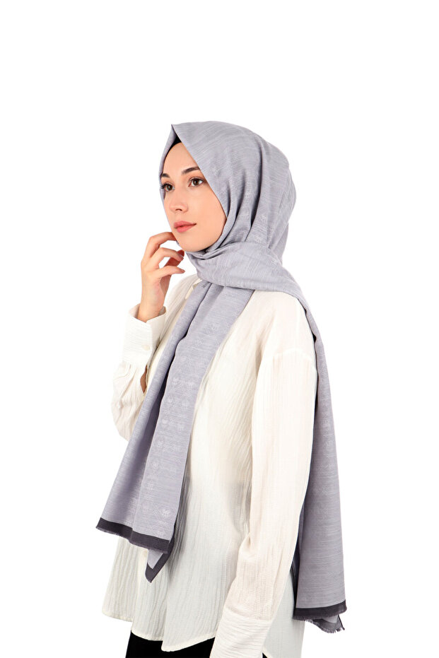 شال من القطن الحريري بنمط مونوغرام باللون الرمادي - 1