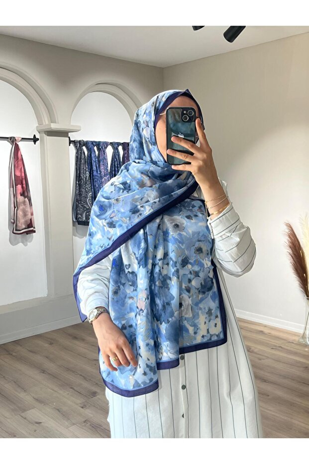 شال ناعم باللون الأزرق الداكن بنمط الزهرة - 1