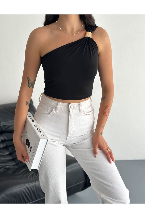 TEK OMUZ AKSESUAR DETAYLI CROP SANDY KUMAŞ BLUZ - 1