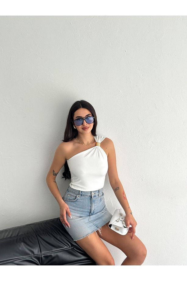 TEK OMUZ AKSESUAR DETAYLI CROP SANDY KUMAŞ BLUZ - 5