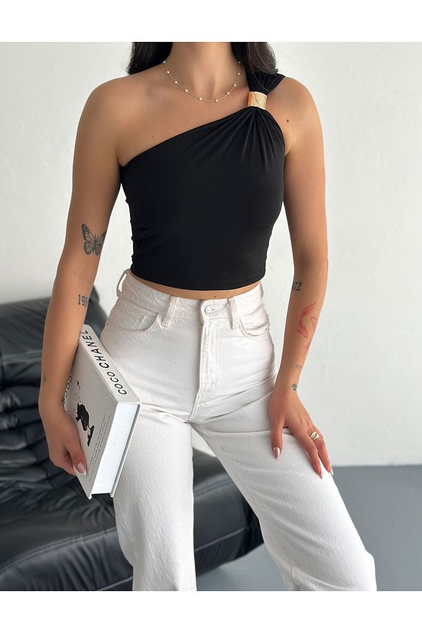 TEK OMUZ AKSESUAR DETAYLI CROP SANDY KUMAŞ BLUZ - 5