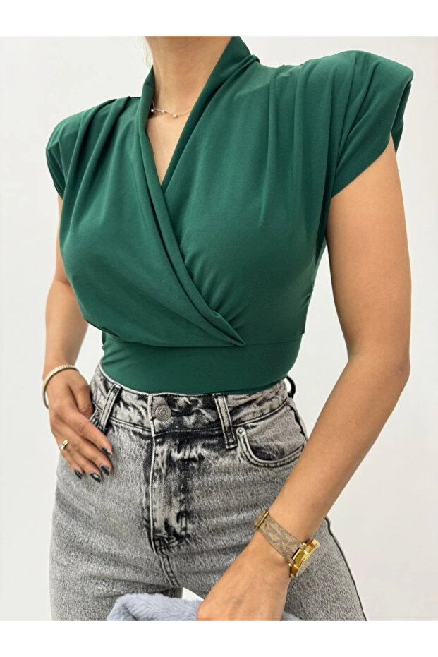 بلوزة ساندي موديل بأزرار على الجهتين من سيريز كول حشوة كتف - زمرد - 2