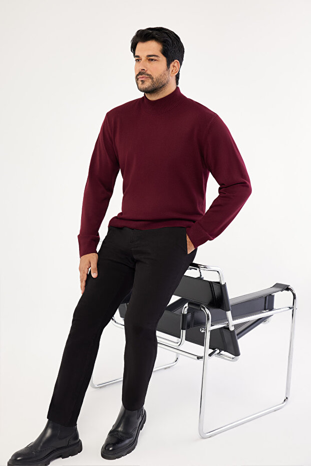 سترة رجالية محبوكة باللون الأحمر الداكن - بدون وبر، بقصّة عادية، بياقة مدورة نصفية