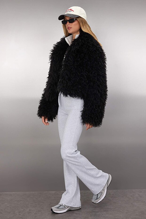 Czarny oversize'owy wzór futra płaszcz TWOAW26MO00051 - 2