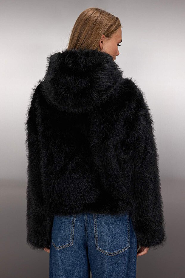 Czarny oversize'owy wzór futrzany płaszcz z kapturem TWOAW26MO00025 - 5