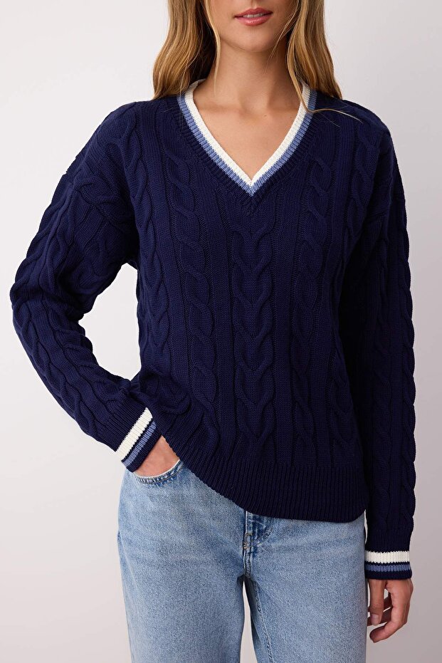 سترة تريكو ذات نمط مضفر باللون الأزرق الداكن بنمط الكلية TWOAW26KZ00153 - 3