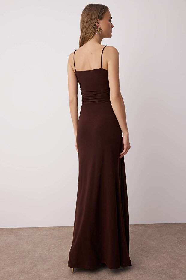 Kahverengi Vücuda Oturan Aksesuar Detaylı Örme Maxi Abiye & Mezuniyet Elbisesi TPRSS25AE00182 - 4