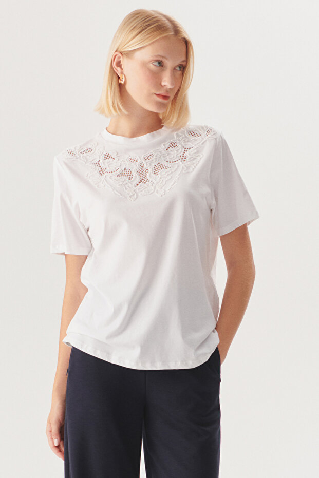 İşleme Detaylı Beyaz Regular Örme Tişört - 5