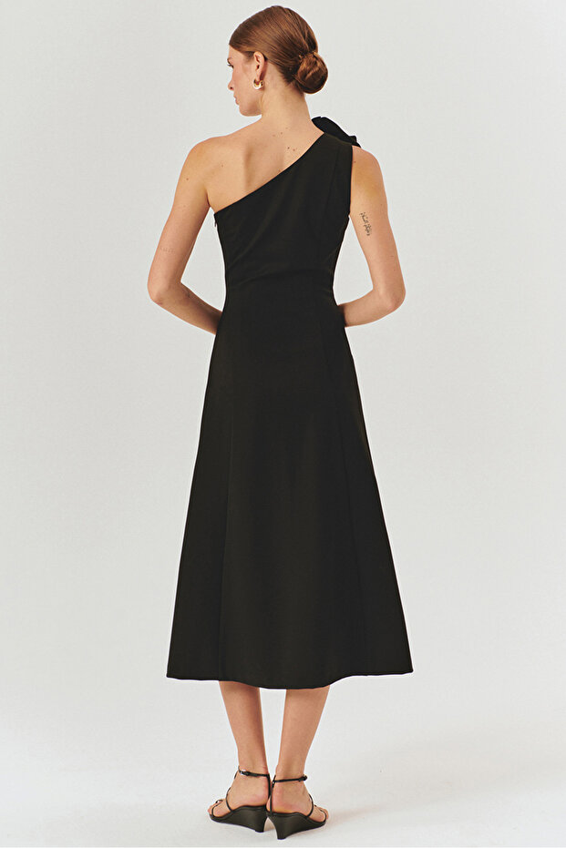 Siyah Tek Omuzlu Çiçek Detaylı A Kesim Midi Elbise - 3