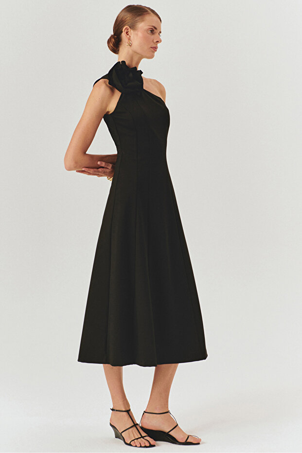 Siyah Tek Omuzlu Çiçek Detaylı A Kesim Midi Elbise - 2