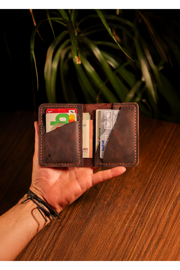 Genuine Leather Classic Men's Wallet – Stylish Design with Card Holder and Cash Compartment
