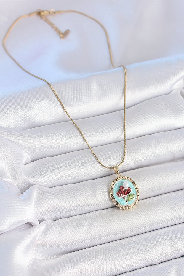 Golden Steel Chain Turquoise Mine Pearl Flower Portrait Necklace for Elegant Woman