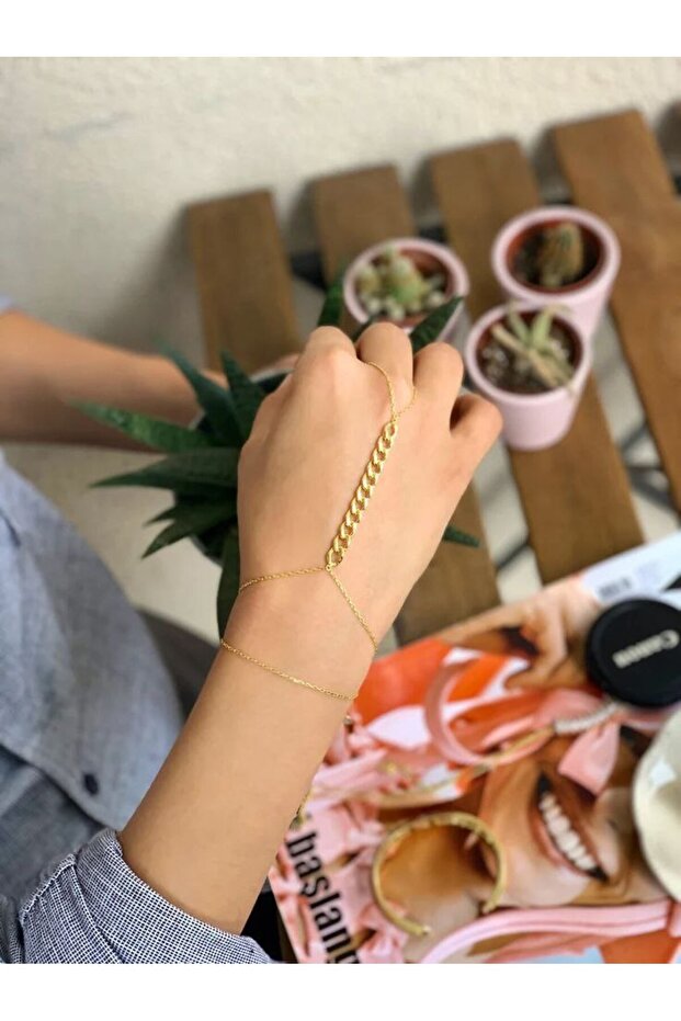 Elegant Women's Shahmeran Hand Accessory