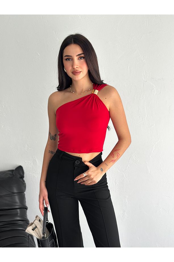 TEK OMUZ AKSESUAR DETAYLI CROP SANDY KUMAŞ BLUZ - 3