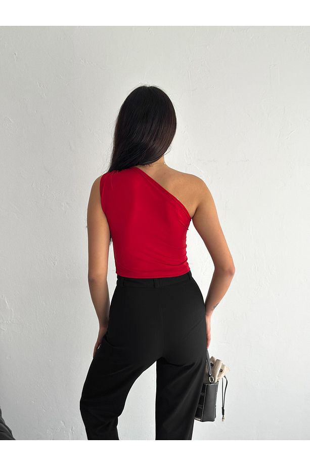 TEK OMUZ AKSESUAR DETAYLI CROP SANDY KUMAŞ BLUZ - 7