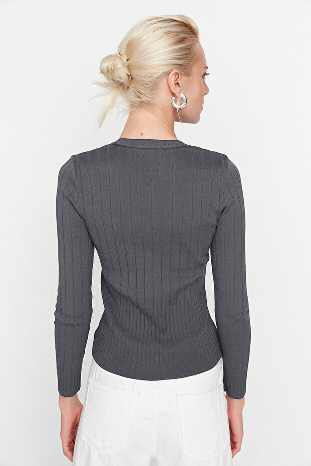 Anthrazitfarbener Basic-Strickpullover mit Rundhalsausschnitt TWOAW23KZ01249 - 5