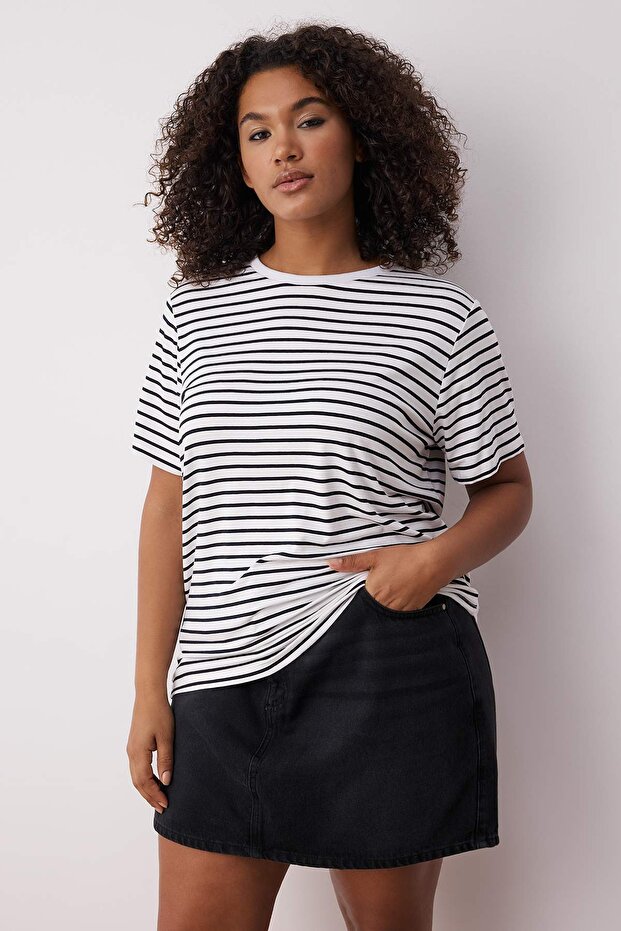 Siyah-Beyaz 3'lü Paket Büyük Beden T-shirt TBBSS25BF00071 - 2