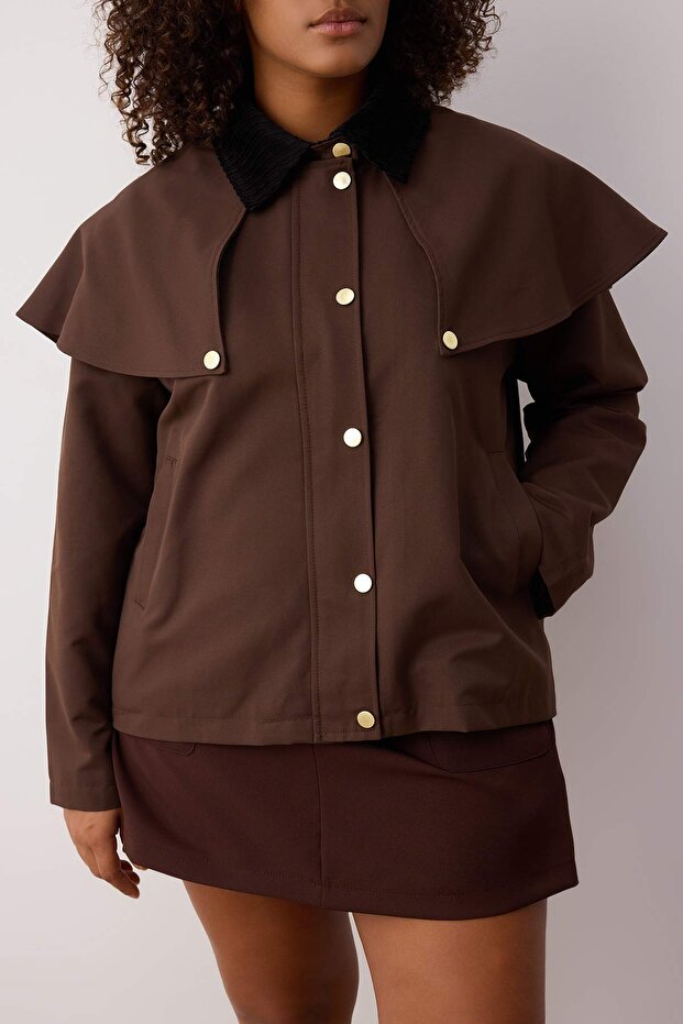 Kahverengi Omuz ve Yaka Detaylı Pelerinli Oversize İnce Büyük Beden Ceket Mont TWOAW26AW00013 - 3