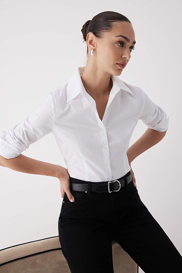 Wardrobe Essentials Beyaz Hafif Bele Oturan Pamuklu Dokuma Gömlek TWOAW26GO00022 - 1