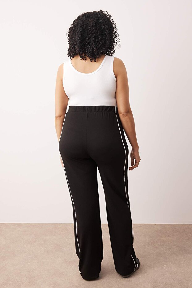 Siyah Straight Fit Beyaz Biye Detaylı Örme Krep Büyük Beden Pantolon TBBAW26AR00005 - 4