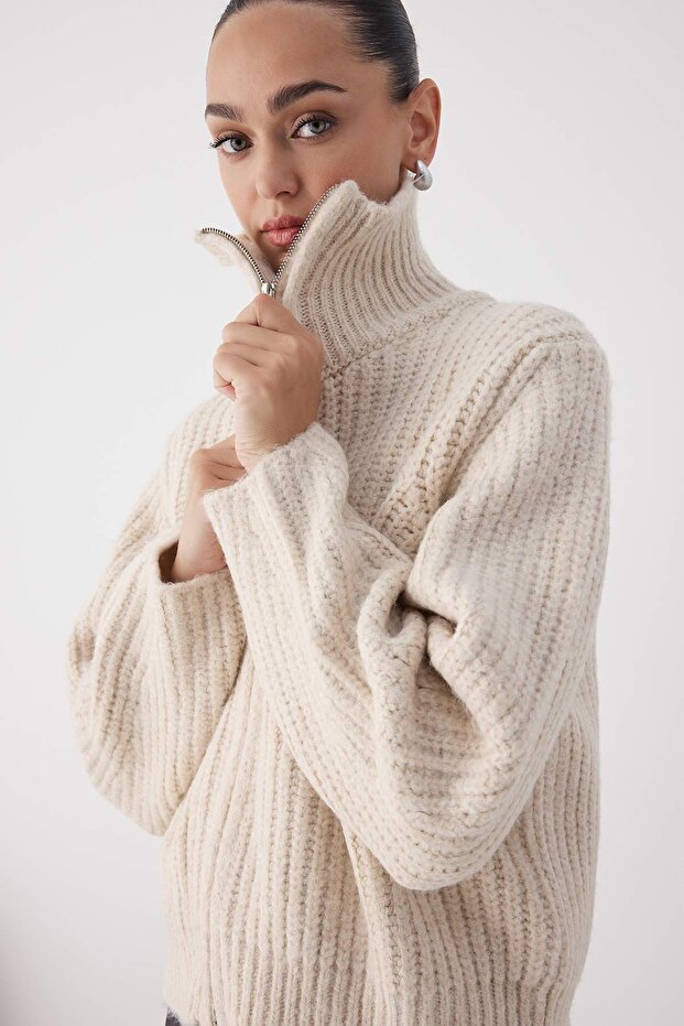 Wardrobe Essentials Sweter z zamkiem błyskawicznym i miękką fakturą, o luźnym kroju | TWOAW26HI00049 - 1