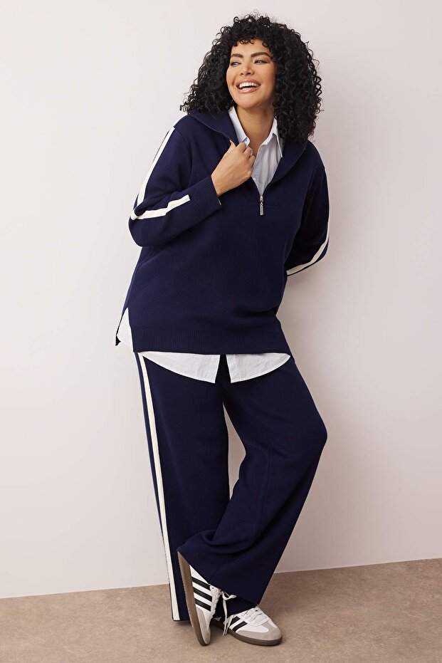 Granatowy, dzianinowy komplet z kołnierzykiem wywijanym i ozdobnymi paskami TBBAW26CP00001 - 1