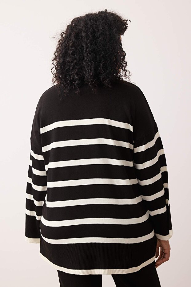 Czarny sweter w paski z okrągłym dekoltem - Tbbaw24An00024 - 4