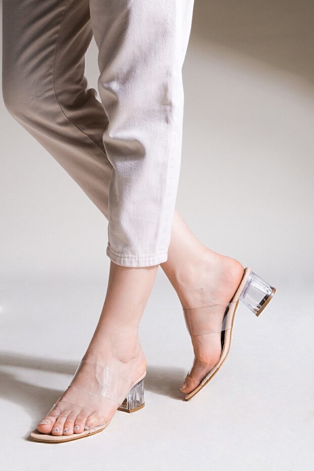 Damen-Hausschuhe mit stumpfer Zehenpartie und transparentem Riemen und Absatz in Yesva-Beige - 4