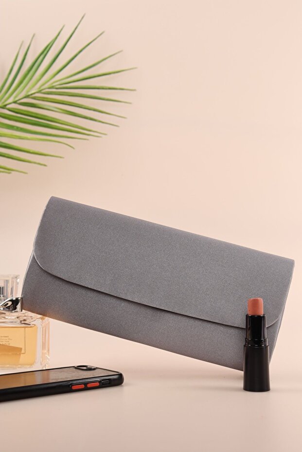 حقيبة نسائية صغيرة طويلة من الساتان من Weembag