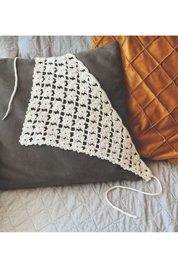Knitted Crochet Bandana with Daisy Flowers